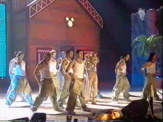 'Kiss Kiss' performance