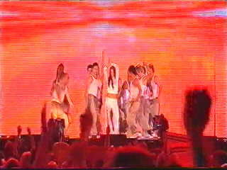 'Kiss Kiss' Performance