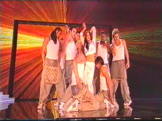 'Kiss Kiss' Performance