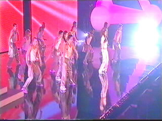 'Kiss Kiss' Performance