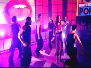 'Kiss Kiss' performance